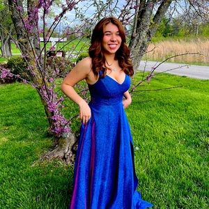 Selling this beautiful prom dress!! It is two toned, size 3/4!